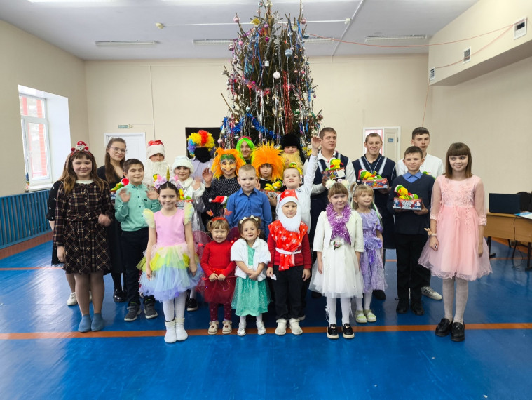 Новогодний праздник для учащихся 2 - 9 классов.