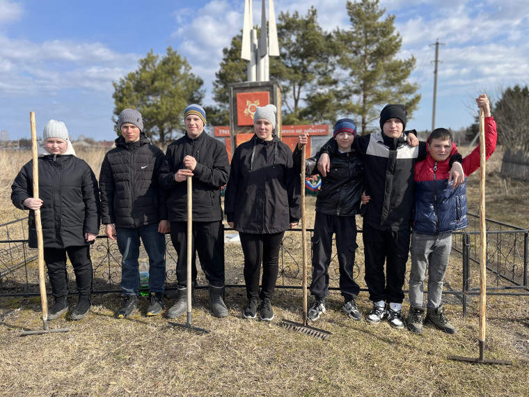 Уборка памятника воинам-землякам.